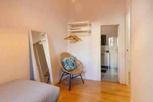 Postel nebo postele na pokoji v ubytování Cozy & Central Apartment