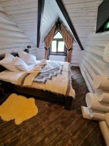 Posteľ alebo postele v izbe v ubytovaní Mountain White House гостинний двір