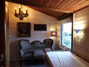 SkudeneshavnにあるHoliday home skudeneshavn IIIのベッド1台、ソファ、窓が備わる客室です。