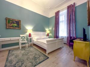 ein Schlafzimmer mit einem weißen Bett und einem großen Fenster in der Unterkunft Apartments-Maison Am Olivaer Platz in Berlin