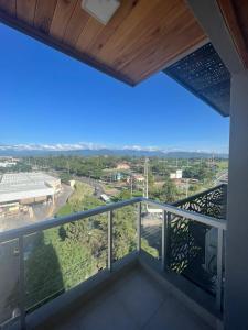 balcón con vistas a la ciudad en Departamento único para 3 personas en Salta Capital en Salta