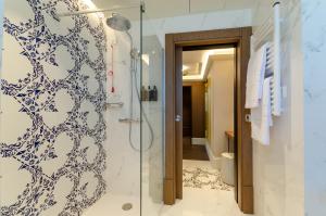 une salle de bain avec une douche avec une porte vitrée dans l'établissement Eurostars Lisboa Baixa, à Lisbonne 37 autres photos