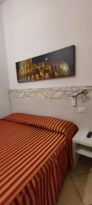 1 dormitorio con 1 cama y TV en la pared en In Rome en Roma