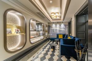 une salle de train avec un canapé bleu et des fenêtres dans l'établissement Eurostars Lisboa Baixa, à Lisbonne