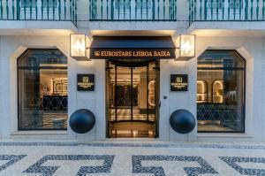 un devant de magasin avec un panneau à l'avant d'un bâtiment dans l'établissement Eurostars Lisboa Baixa, à Lisbonne