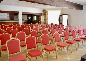 - une rangée de chaises dans une pièce avec des chaises rouges dans l'établissement Hotel Kabila, à M'diq