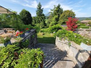 MieussyにあるLa belle des prazの石段と花の庭園 +4枚の写真