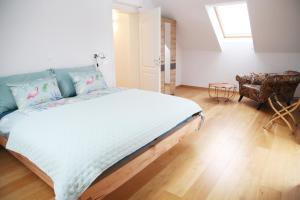 Maribor Luxury Country House Volicina 5* : غرفة نوم بسرير كبير وكرسي