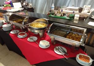 um buffet com comida numa mesa vermelha em Washington Plaza em Barranquilla