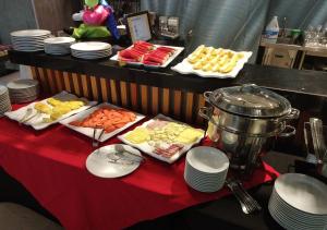 Washington Plaza في بارانكويلا: طاولة مع أطباق ومقبلات على طاولة حمراء