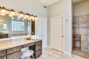 uma casa de banho com um lavatório, um chuveiro e um espelho. em Kathie's Beachfront Kottage em Galveston