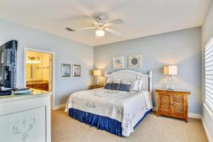 um quarto com uma cama e uma ventoinha de tecto em Kathie's Beachfront Kottage em Galveston