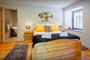 um quarto com uma cama de madeira e uma casa de banho em Chalet Vivaldaim - OVO Network em La Rivière-Enverse