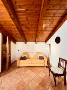 una camera con letto e soffitto in legno di JP's House ad Amalfi