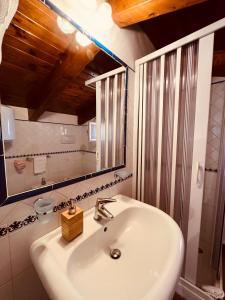 bagno con lavandino e specchio di JP's House ad Amalfi