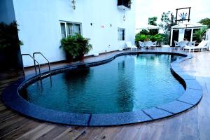 a swimming pool in the middle of a house at Hotel Asansol International in Āsansol