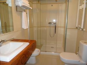 La salle de bains est pourvue d'une douche, d'un lavabo et de toilettes. dans l'établissement El soportal, à Barbadillo del Pez