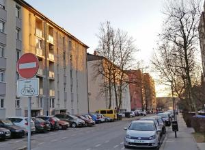 une rue avec des voitures garées sur le côté de la route dans l'établissement Apartment Iva Tour As with balcony in Ljubljana, à Ljubljana