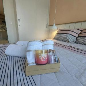 1 dormitorio con 1 cama con toallas y 1 vela en Alma Carioca: seu loft no Leblon/RJ, en Río de Janeiro