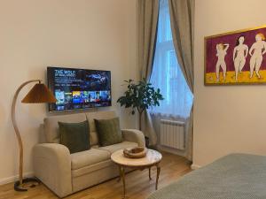 sala de estar con sofá y mesa en NaNa Flat, en Praga