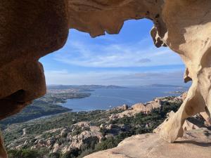 パラーウにあるL'angolo sul portoの岩層からの水の景色