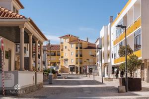 uma rua vazia numa cidade com edifícios em Apartamento Miramar - Piscina e BBQ em Santa Cruz