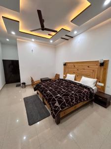 um quarto com uma cama e uma ventoinha de tecto em HOTEL HIMALAYAN FOXHOLE em Chakrāta