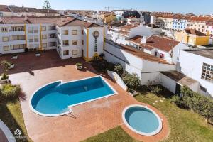 an overhead view of a swimming pool on a roof with buildings at Apartamento Miramar - Piscina e BBQ in Santa Cruz