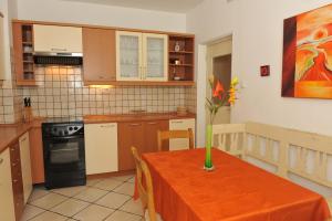 - une cuisine avec une table et un vase dans l'établissement Apartment Iva Tour As with balcony in Ljubljana, à Ljubljana