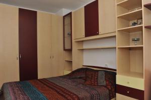 - une chambre avec un lit et de nombreuses étagères dans l'établissement Apartment Iva Tour As with balcony in Ljubljana, à Ljubljana