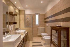 a bathroom with a sink and a toilet at Room 94 Luxury in Rome