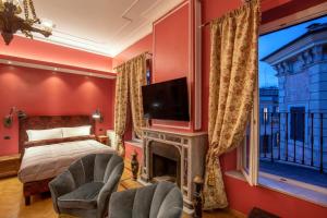 Un dormitorio con una cama, una chimenea y un televisor. en Room 94 Luxury, en Roma