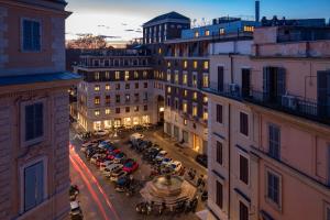 una vista de una ciudad con coches aparcados en un aparcamiento en Room 94 Luxury, en Roma