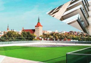 オルシュティンにあるApartament Villa Łyna Parkの屋根から市街の景色を望む