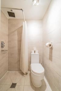 y baño con aseo y ducha. en [COVENT GARDEN] Apartment in Central London en Londres