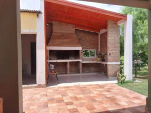 una casa con patio y cocina al aire libre. en BRISAS DEL RIO en Santiago del Estero