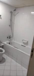 Foto dalla galleria di Burjuman metro stations Unisex Hostel Private room - 04 a Dubai