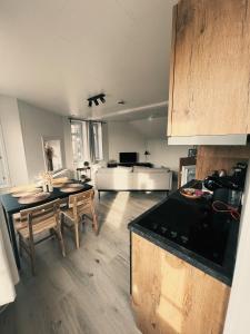 uma cozinha e sala de estar com uma mesa e um sofá em Studio Sarah em De Panne mais 11 fotografias