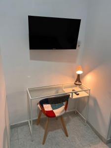 escritorio con silla y escritorio con lámpara en CH Barco, en Madrid