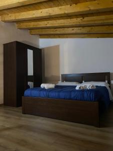 una camera da letto con un grande letto con lenzuola blu di Appartamento Don Tano a Catania