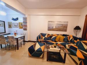 - un salon avec un canapé et une table dans l'établissement Legarse Staycation at Montecito Residential Resort, à Manille