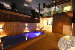 una piscina en medio de una casa en Baima's Residence, en Japaratinga