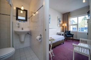Koupelna v ubytování Fletcher Hotel Apeldoorn + 27 fotografií