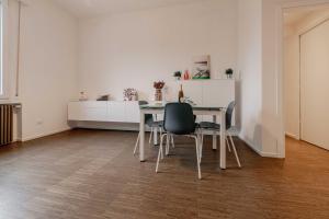 comedor con mesa y sillas en Realkasa De Crescenzi Family Apartment en Bolonia