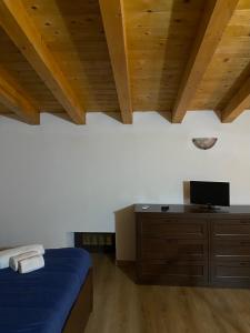 una camera con letto e TV su un comò di Appartamento Don Tano a Catania