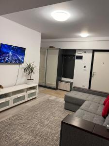 En TV eller et underholdningssystem på Apartament 2 camere Proximitate Aeroport