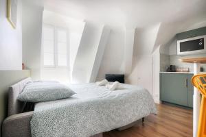 Posteľ alebo postele v izbe v ubytovaní La Canopée - joli studio en hypercentre de Rennes