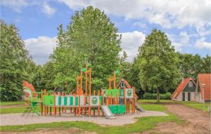 un parco giochi in un parco con struttura giochi di Cozy Home In Gramsbergen With Wifi a Gramsbergen
