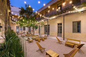 Casa San José في بوينس آيرس: فناء فارغ مع مقاعد وأضواء خشبية