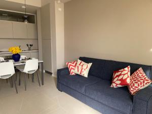 uma sala de estar com um sofá azul e uma mesa em Ca'Sazen Bilo 18 em Brescia